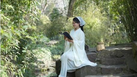 唯美中国风汉服美女竹林读书实拍