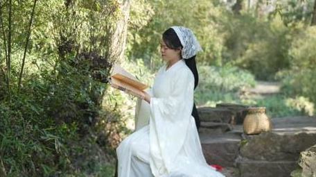 唯美中国风汉服美女竹林读书实拍