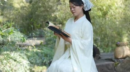 唯美中国风汉服美女竹林读书实拍
