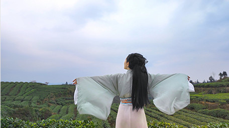 唯美风汉服美女感受自然风实拍