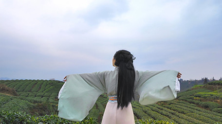 唯美风汉服美女感受自然风实拍
