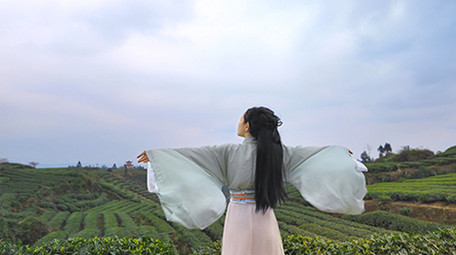 唯美风汉服美女感受自然风实拍