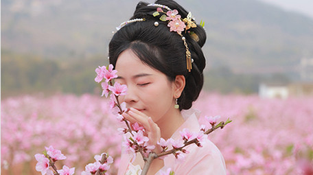 唯美风汉服美女赏桃花闻花香实拍