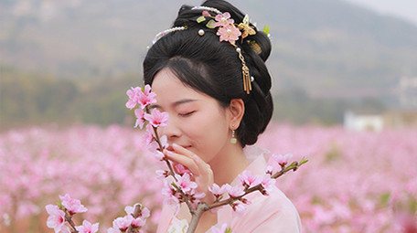唯美风汉服美女赏桃花闻花香实拍