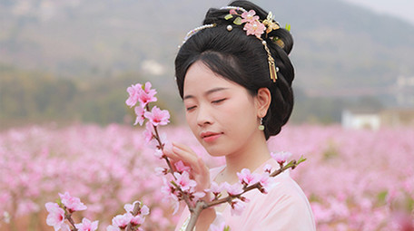 唯美风汉服美女赏桃花闻花香实拍