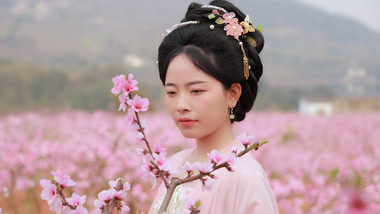 唯美风汉服美女赏桃花闻花香实拍