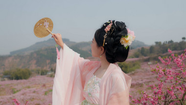 唯美风汉服美女桃园赏桃花实拍