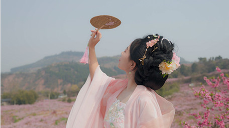 唯美风汉服美女桃园赏桃花实拍