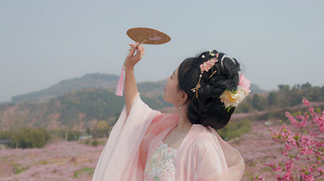 唯美风汉服美女桃园赏桃花实拍