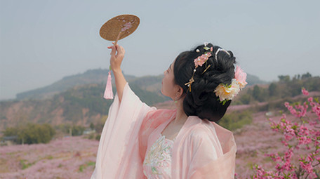 唯美风汉服美女桃园赏桃花实拍