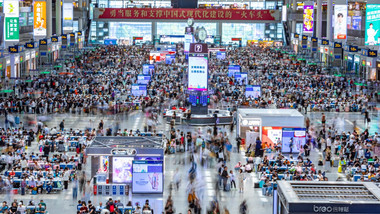 <strong>上海</strong>虹桥站候车厅人流延时实拍