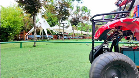 家庭陪伴亲子互动开卡丁车实拍