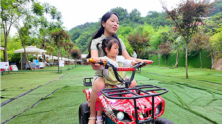 家庭陪伴亲子互动开卡丁车实拍