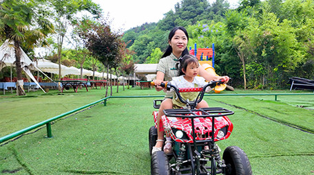 家庭陪伴亲子互动开卡丁车实拍