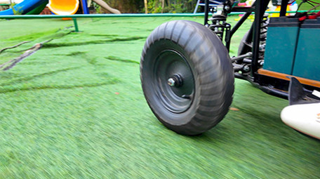 家庭陪伴亲子互动开卡丁车实拍