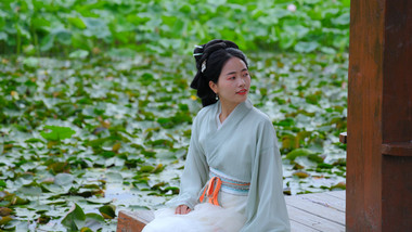 东方人像汉服美女池塘赏荷花实拍