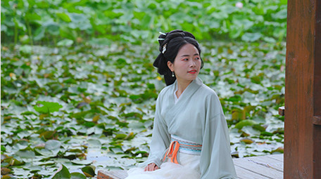 东方人像汉服美女池塘赏荷花实拍