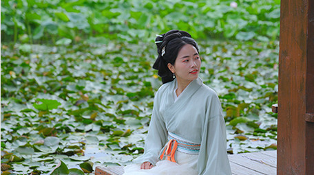 东方人像汉服美女池塘赏荷花实拍