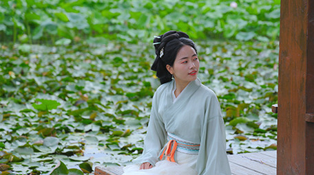东方人像汉服美女池塘赏荷花实拍