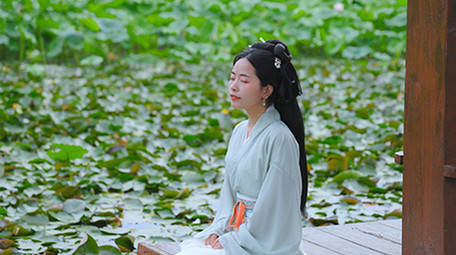 东方人像汉服美女池塘赏荷花实拍