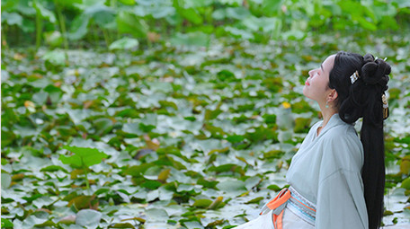 汉服美女荷塘赏荷花休闲纳凉实拍