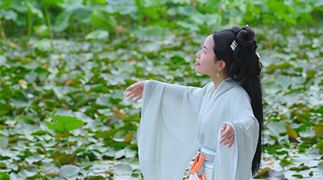 汉服美女荷塘赏荷花休闲纳凉实拍