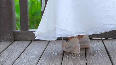 汉服美女荷塘赏荷花转圈实拍