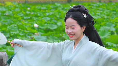 汉服美女荷塘赏荷花转圈实拍