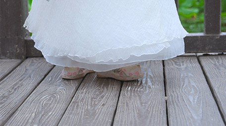 汉服美女荷塘赏荷花转圈实拍