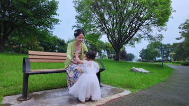 人像亲子陪伴孩子跑向妈妈实拍