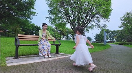 人像亲子陪伴孩子跑向妈妈实拍