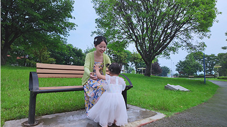 人像亲子陪伴孩子跑向妈妈实拍