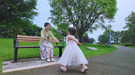 人像亲子陪伴孩子跑向妈妈实拍