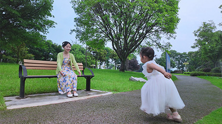 人像亲子陪伴孩子跑向妈妈实拍