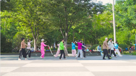 城市人群老年人公园锻炼4K实拍