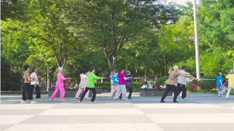 城市人群老年人公园锻炼4K实拍