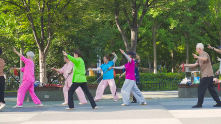 城市人群老年人公园锻炼4K实拍