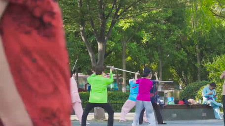 城市人群老年人公园锻炼4K实拍