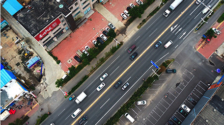 大气航拍公路路口车辆经过实拍