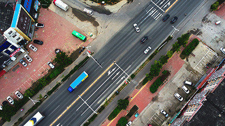 大气航拍公路路口车辆经过实拍