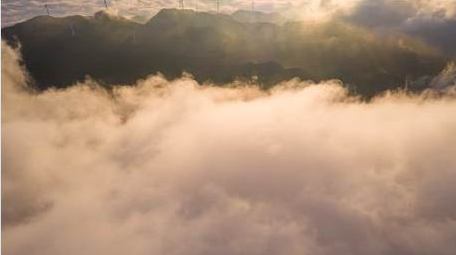 云海风光唯美光影照在云海航拍延时