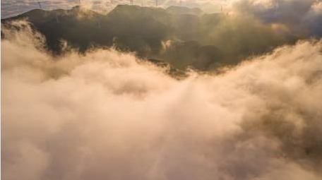 云海风光唯美光影照在云海航拍延时