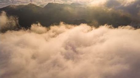 云海风光唯美光影照在云海航拍延时