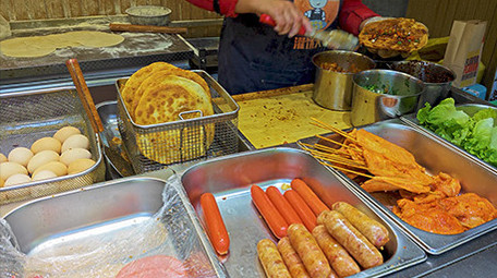 餐饮美食面食鸡蛋灌饼炉火煎饼烹饪实拍