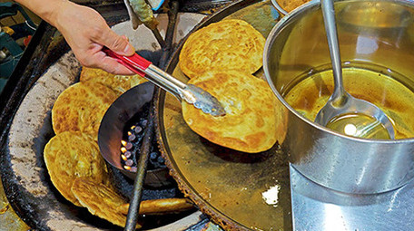 餐饮美食面食鸡蛋灌饼炉火煎饼烹饪实拍