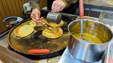 餐饮美食面食鸡蛋灌饼炉火煎饼烹饪实拍