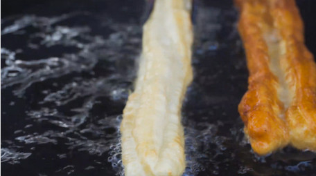 餐饮美食早餐美食炸油条4K实拍