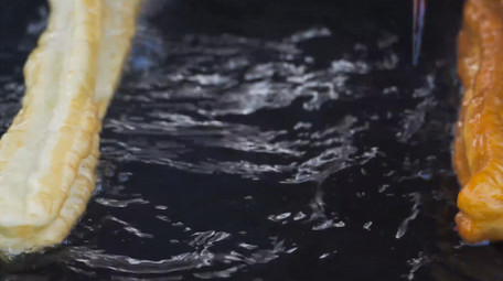 餐饮美食早餐美食炸油条4K实拍