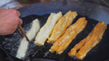 餐饮美食早餐美食炸油条4K实拍
