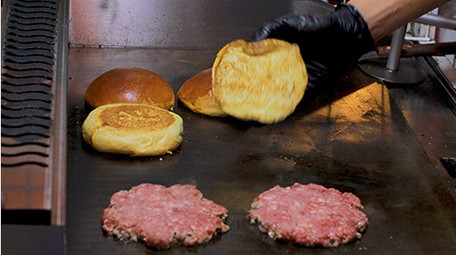 餐饮美食牛肉汉堡肉饼烹饪制作夜市小吃实拍